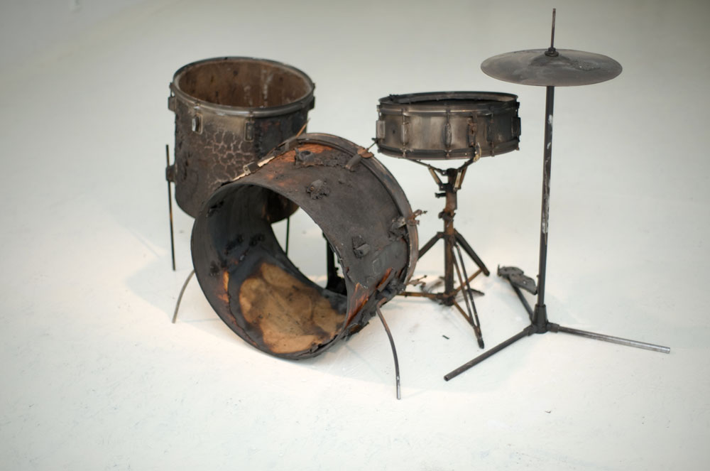 Konrad Smoleński, Drum Kit, 2009, obiekt (spalona perkusja), 100 × 150 × 100 cm, prywatna kolekcja, fot. Konrad Smoleński 